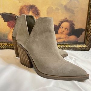 VINCE CAMUTO “Gigietta Bootie” Size 7